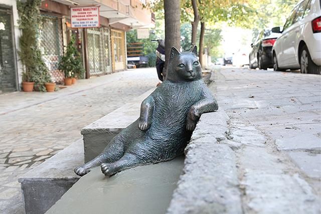 Пам'ятник коту викрали в Туреччині