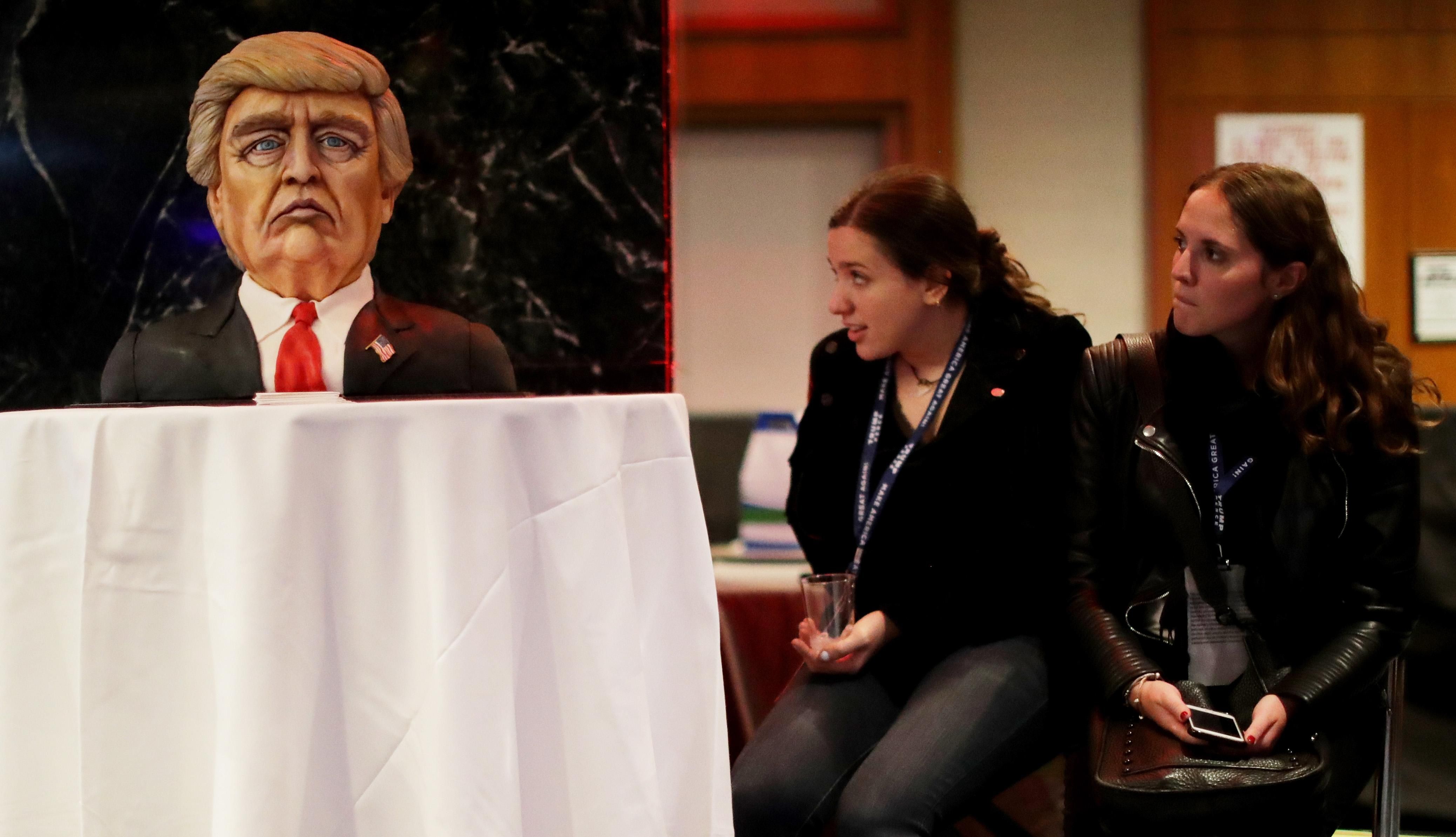 Торт у формі Трампа прибув у штаб політика