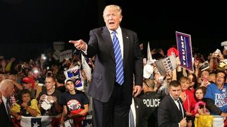 Долар почав обвалюватись після повідомлень про можливу перемогу Трампа