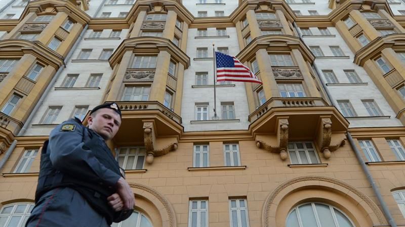 Je suis USA: до посольства США в Москві принесли свічку Je suis USA: до посольства США в Москві принесли свічку