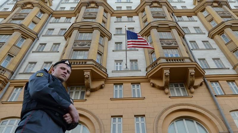 Je suis USA: в посольство США в Москве принесли свечу