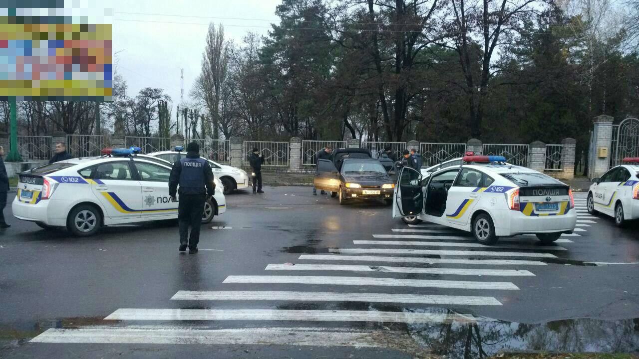 Подозреваемый в преступлениях водитель угрожал полицейским гранатой