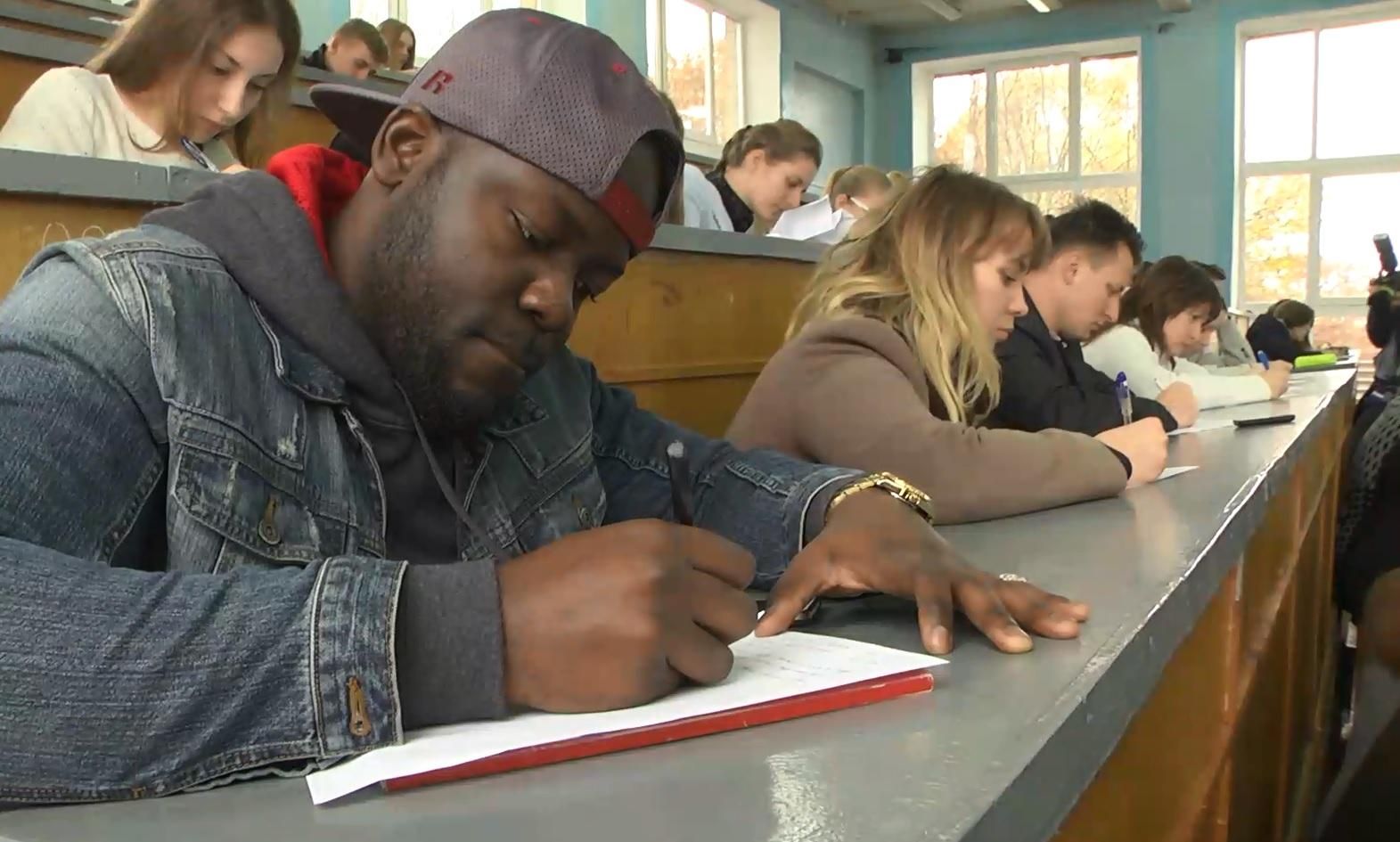 Щорічний радіодиктант: як українці перевіряли свої знання солов'їної Щорічний радіодиктант: як українці перевіряли свої знання солов'їної