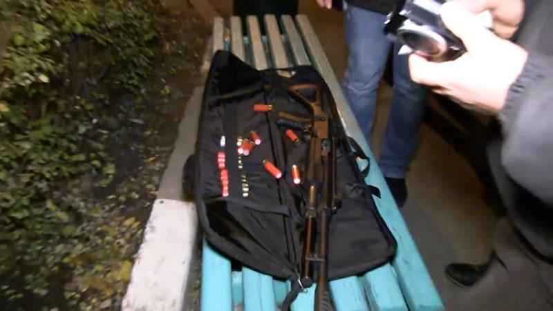 Группа вооруженных мужчин выгнала мужчину с его собственной квартиры