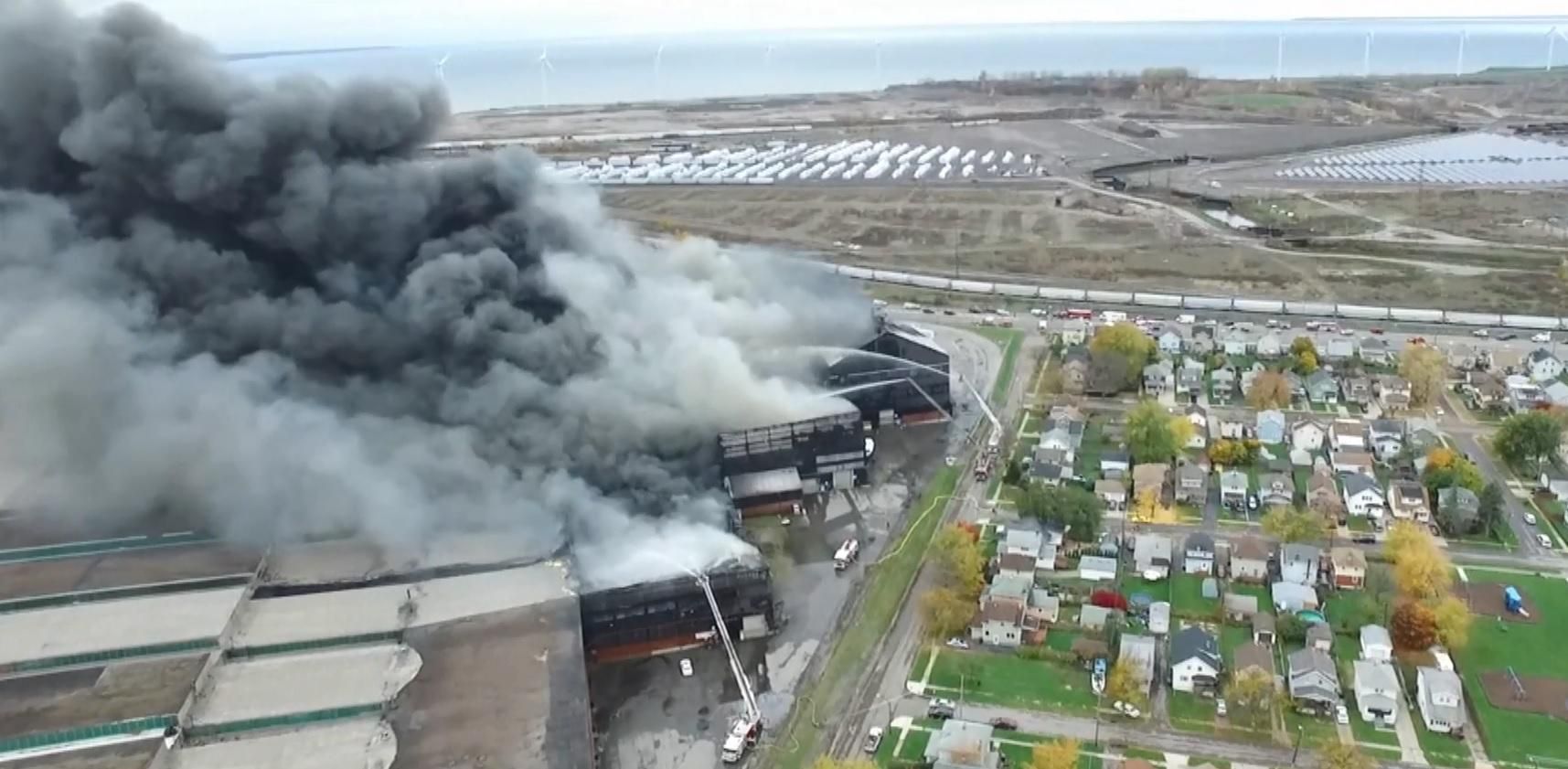 У Нью-Йорку спалахнула гігантська пожежа на колишньому заводі