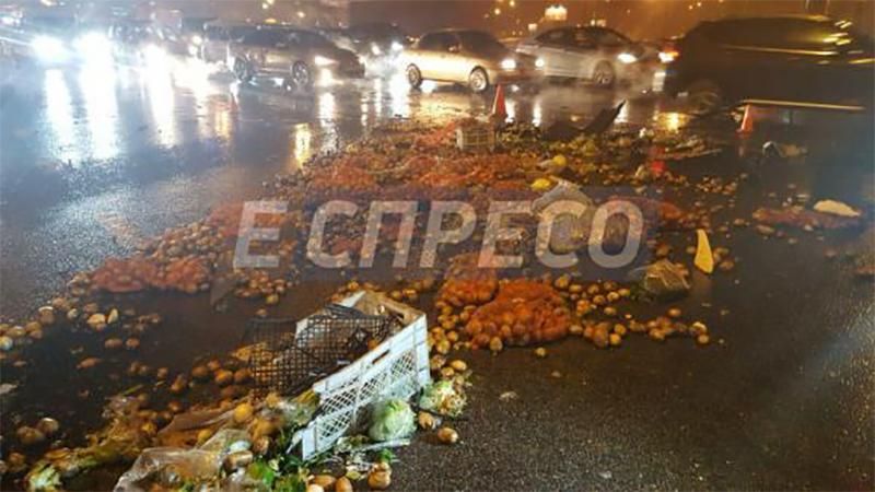 Масштабное ДТП в Киеве: улицу засыпало овощами