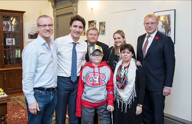 Трюдо провів зворушливу зустріч з покаліченим на Донбасі хлопчиком Трюдо провів зворушливу зустріч з покаліченим на Донбасі хлопчиком