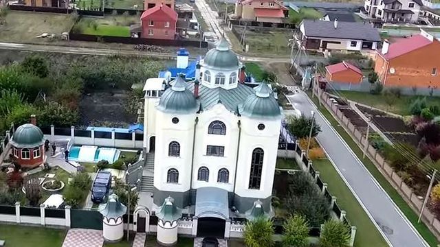 Журналисты показали "дом-церковь" судьи