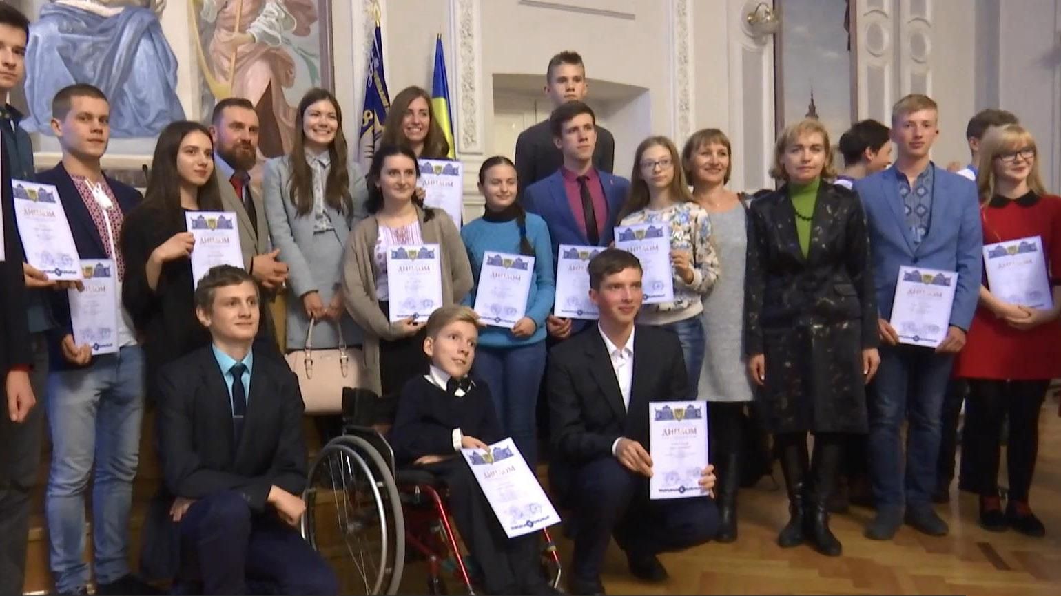 Школьникам-вундеркиндам вручили президентские стипендии Школьникам-вундеркиндам вручили президентские стипендии