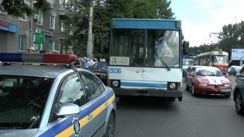 У Дніпрі знову зі зброєю атакували тролейбус 