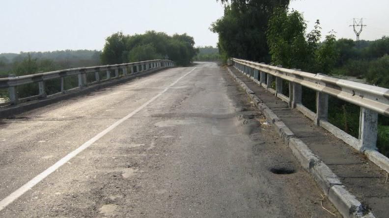 Из-за аварийного моста на международной трассе в Украине изменят движение транспорта