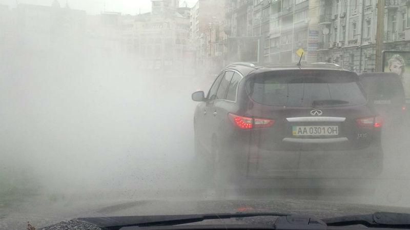 У Києві з вікон можна ошпаритись – центр залило окропом У Києві з вікон можна ошпаритись – центр залило окропом