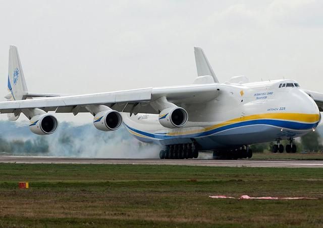 Огромный украинский самолет загорелся в аэропорту Германии