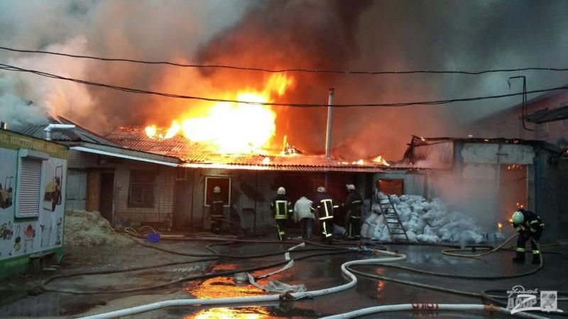 Сильный пожар вспыхнул на бывшей макаронной фабрике в Харькове