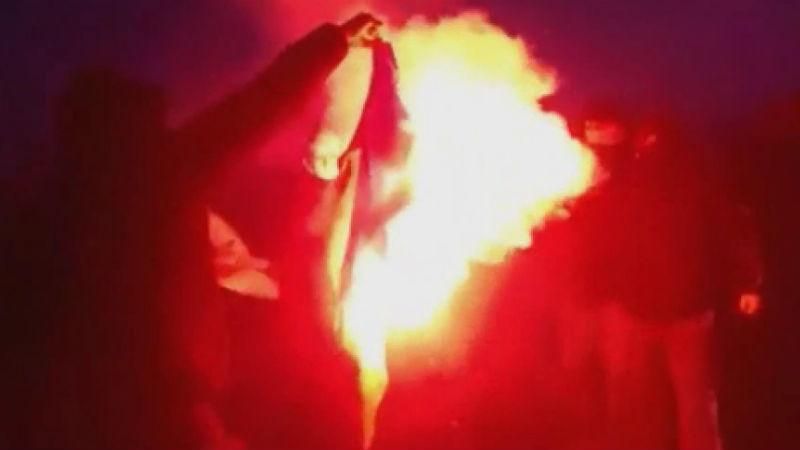 Украинский флаг показательно сожгли в Варшаве: появилось видео