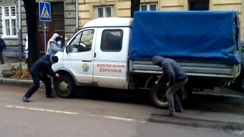 Неизвестные повредили автомобиль коммунальщиков, которые отключают должников Неизвестные повредили автомобиль коммунальщиков, которые отключают должников