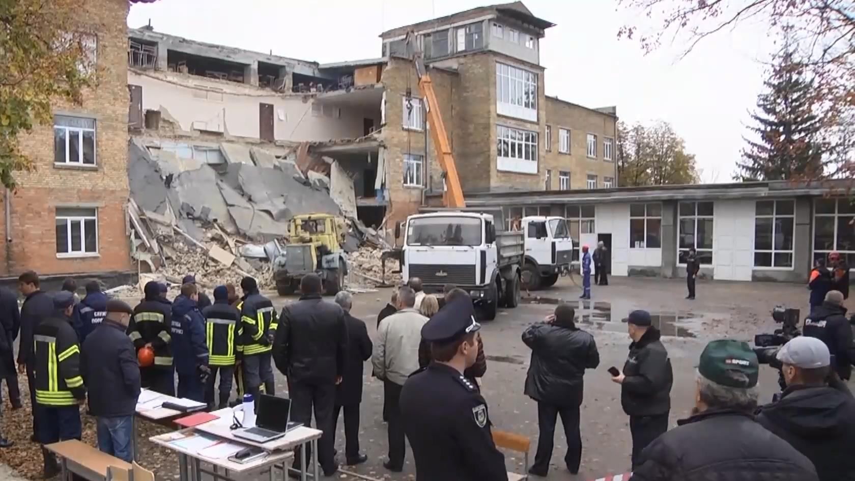 Обвал школи у Василькові: в скількох ще аварійних спорудах навчаються діти Обвал школи у Василькові: в скількох ще аварійних спорудах навчаються діти