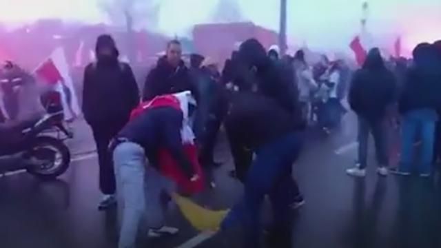 Посольство України в Польщі відреагувало на скандал із спаленим прапором Посольство України в Польщі відреагувало на скандал із спаленим прапором