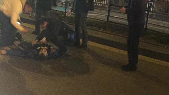 Мужчина порезал ножом человека и попал под колеса во Львове Мужчина порезал ножом человека и попал под колеса во Львове