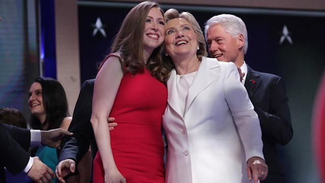 Клинтоны не сдались – дочка планирует баллотироваться в Конгресс США Клинтоны не сдались – дочка планирует баллотироваться в Конгресс США