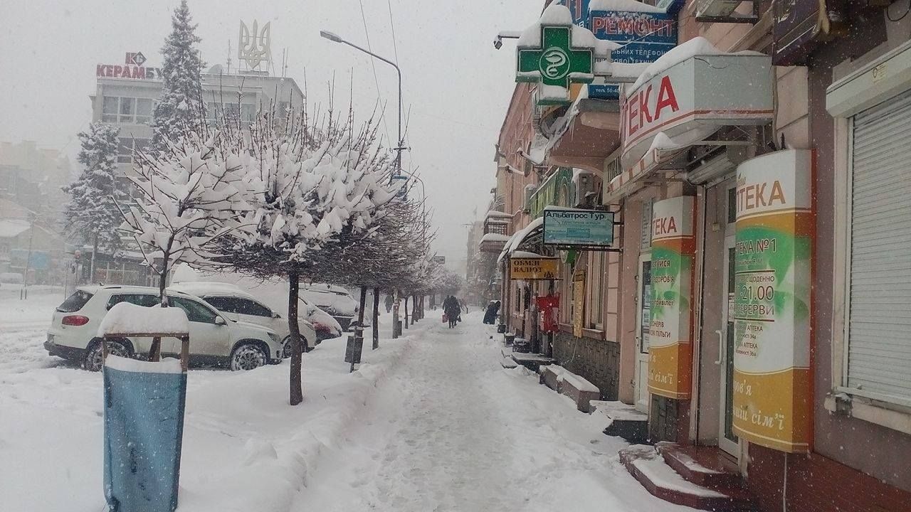 Ивано-Франковск завалило снегом: впечатляющие фото