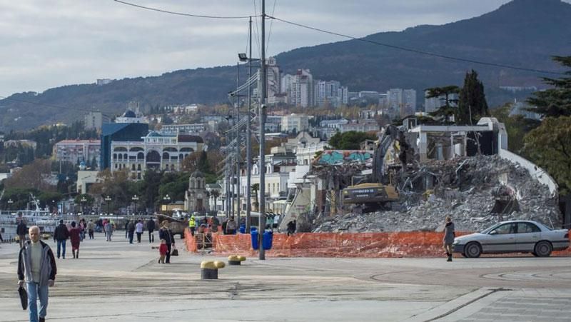 Оккупационные власти Крыма сносят торговый комплекс Ахметова. Появились фото Оккупационные власти Крыма сносят торговый комплекс Ахметова. Появились фото