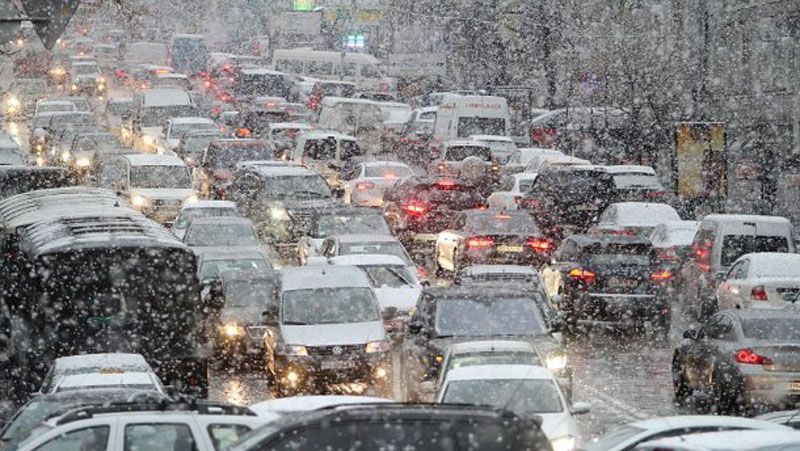 Снежная метель в Киеве вызвала массовые ДТП