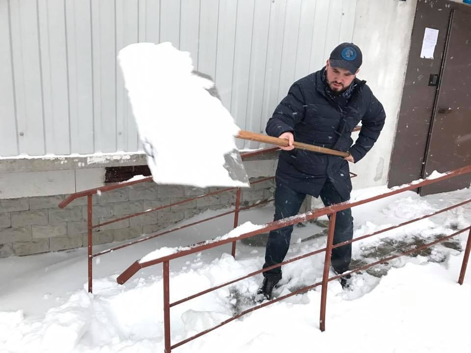 Депутат від Ляшка чистив сніг у Рівному та вимагає звіту від мера міста