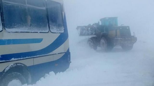 Автобус з дітьми вилетів з траси і перекинувся  