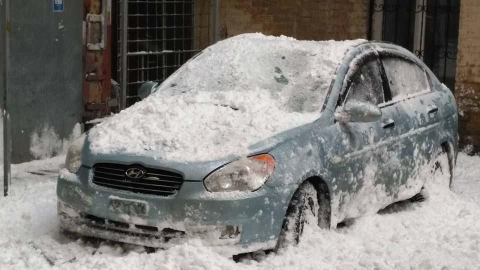 Глыба снега растрощила автомобиль в Киеве
