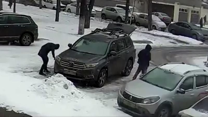 Злодій-невдаха намагався пограбувати авто за спиною у водія: з'явилось відео