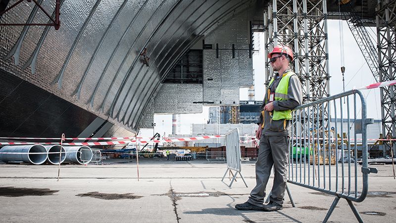 Новим укриттям накривають Чорнобильську АЕС Новим укриттям накривають Чорнобильську АЕС