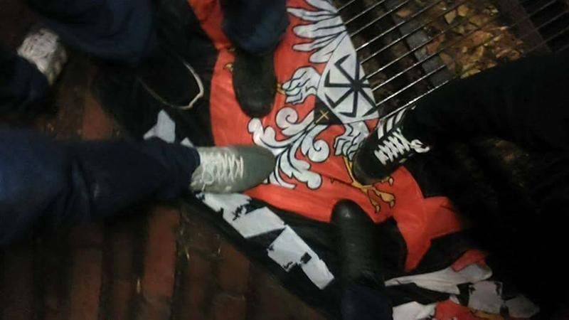 В Польше побили парней, которые показательно сожгли украинский флаг В Польше побили парней, которые показательно сожгли украинский флаг