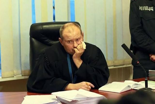 Скандального судью Чауса разыскивает Интерпол