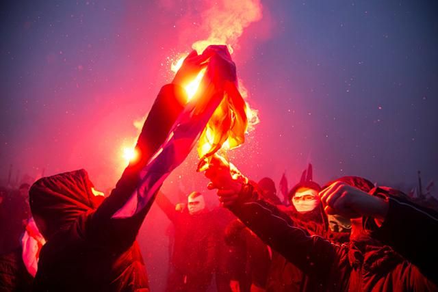 У Польщі стверджують, що націоналісти спалили прапор не України У Польщі стверджують, що націоналісти спалили прапор не України