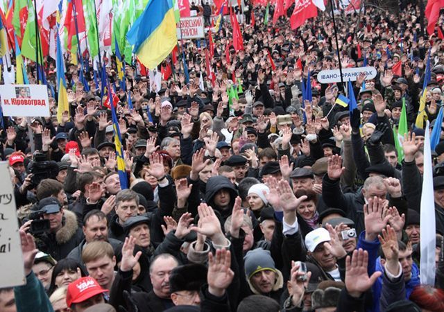 Журналіст розповів, скільки заробляють мітингувальники на акціях у Києві