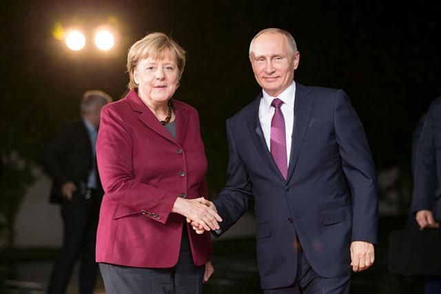 Путин рассказал Меркель, что Украина может воровать его газ
