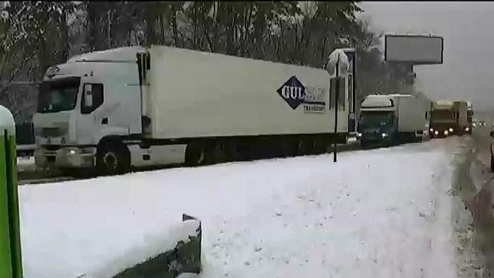 Из-за метели грузовикам не позволяют ехать в Тернополь