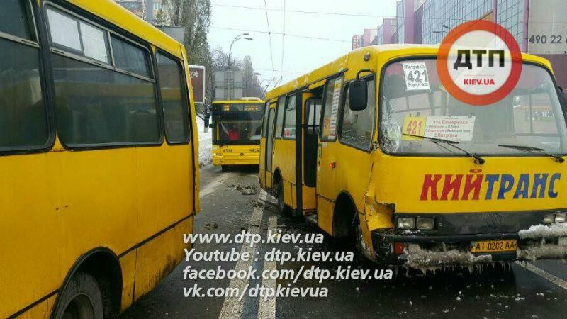 Серйозна аварія у Києві. Не розминулись дві маршрутки