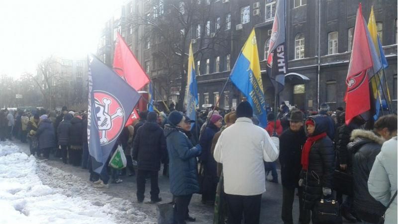 Кількість мітингувальників у Києві зростає – з’явились фото та відео