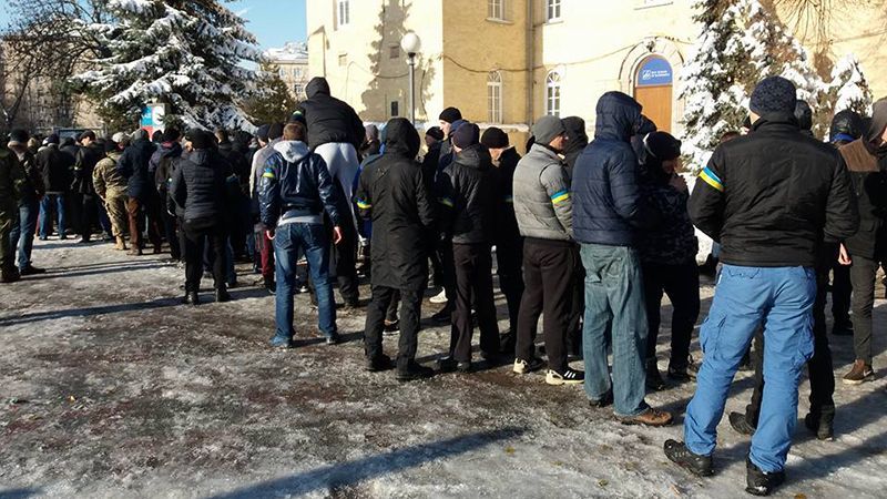 В Мариинский парк сгоняют "титушок"