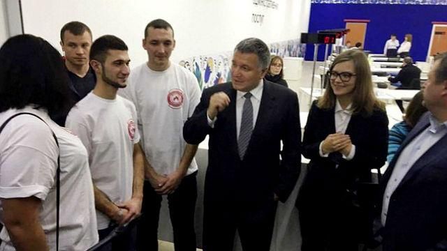 Британский таблоид также показал голые фото молодого заместителя Авакова Британский таблоид также показал голые фото молодого заместителя Авакова