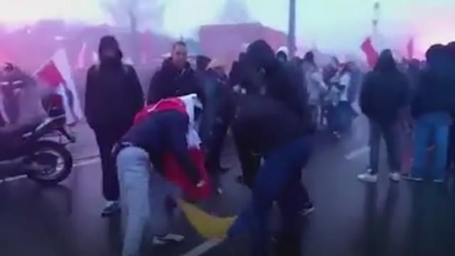 Польская прокуратура взялась за сожжение украинского флага Польская прокуратура взялась за сожжение украинского флага