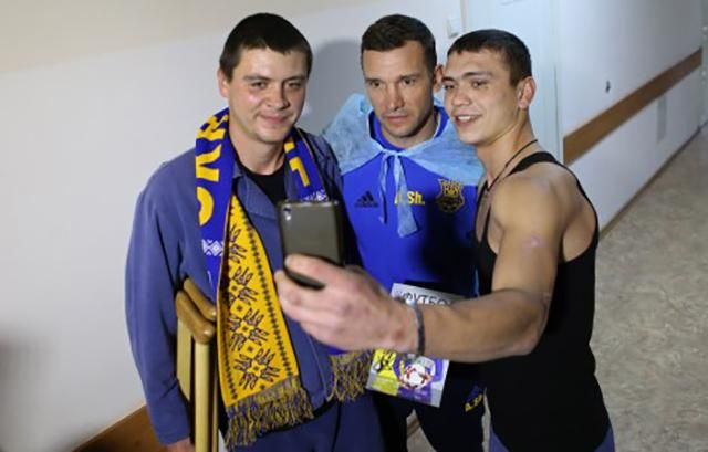 Збірна України з футболу відвідала бійців АТО в госпіталі Збірна України з футболу відвідала бійців АТО в госпіталі