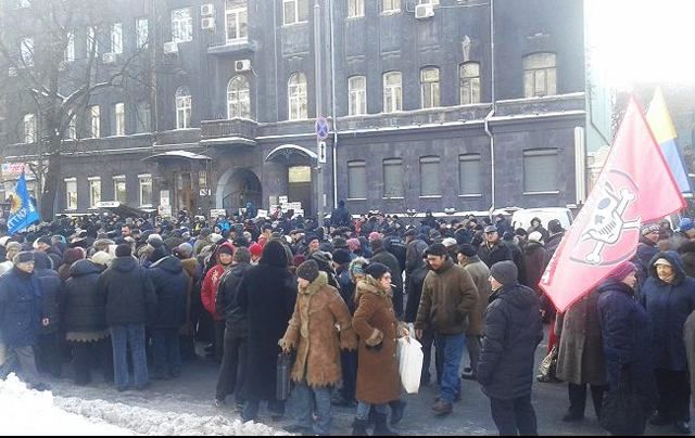 Митингующим под НБУ платят по 10 долларов, – ОБСЕ