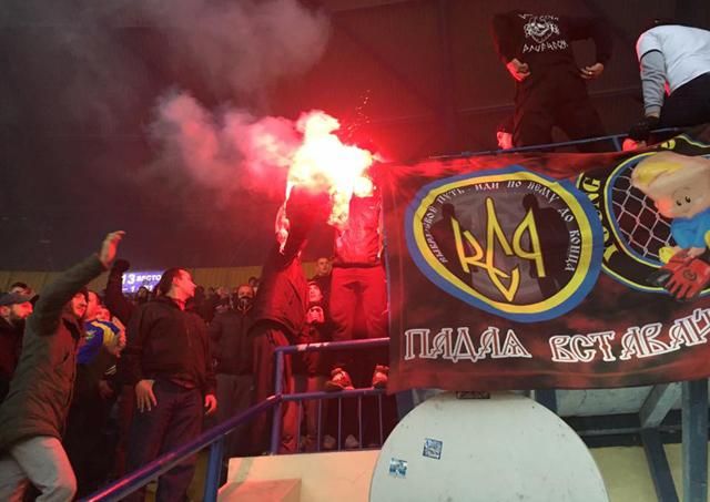 Украинские фанаты жгли флаги Сербии на вчерашнем матче, – журналист