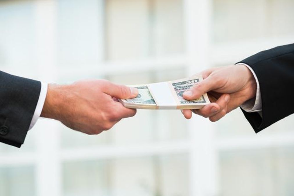 Найкорумпованішими українці вважають держслужбовців, а самі дають хабарі в освіті Найкорумпованішими українці вважають держслужбовців, а самі дають хабарі в освіті