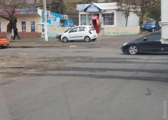 В асфальт закатали трамвайні колії в Одесі В асфальт закатали трамвайні колії в Одесі