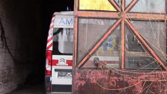 "Швидкі" від Порошенка ховали в закинутому цеху Торецька: з'явились фото "Швидкі" від Порошенка ховали в закинутому цеху Торецька: з'явились фото