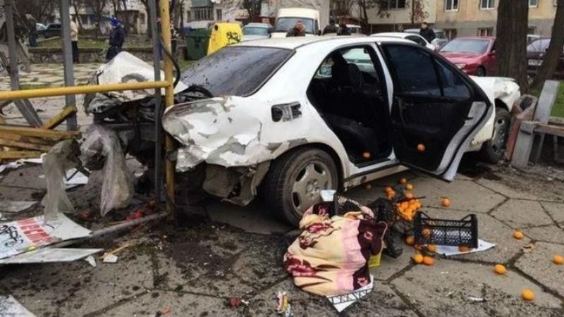 Смертельна аварія в Криму: водій протаранив автобусну зупинку Смертельна аварія в Криму: водій протаранив автобусну зупинку